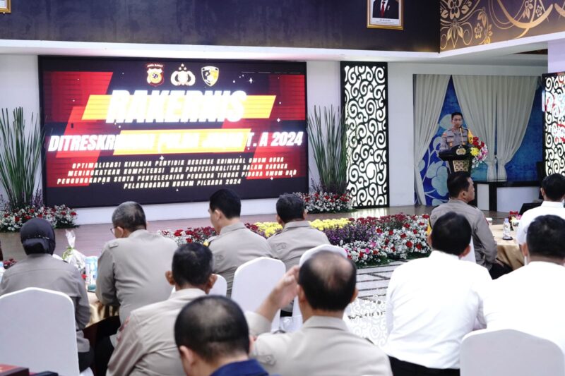Kepala Kepolisian Daerah Jawa Barat, Irjen Pol. Dr. Akhmad Wiyagus, S.I.K., M.Si., M.M, bersama Wakapolda Jabar, Dir Reskrimum, dan Pejabat Utama Polda Jabar, melaksanakan Rapat Kerja Teknis (Rakernis) Fungsi Reserse Kriminal Umum (Reskrimum) Tahun Anggaran 2024