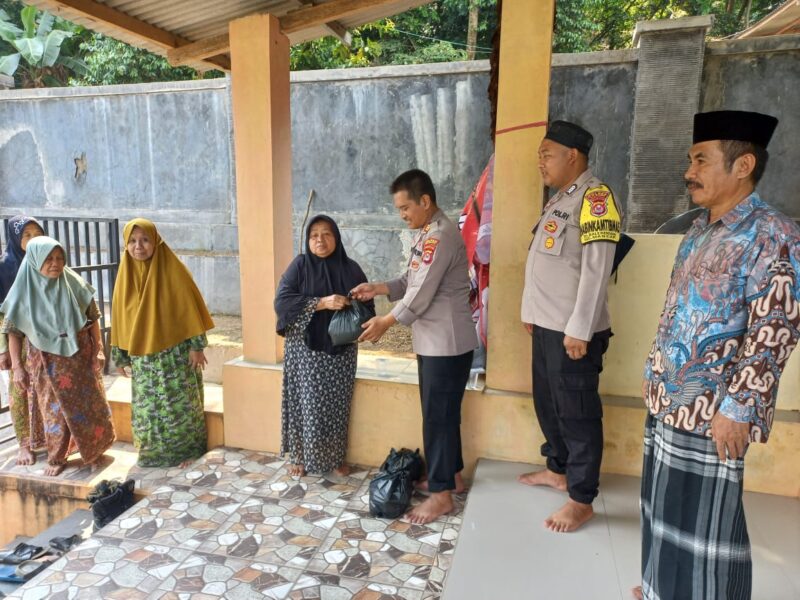 alam rangka mempersiapkan suasana kondusif jelang Pemilukada 2024, Kapolsek Mancak, AKP Desma Priyatna, bersama jajaran kepolisian melaksanakan kegiatan Jumat Curhat dan Jumling (Sholat Jum’at Keliling) di Kampung Taritih, Desa Balekencana, Kecamatan Mancak, Kabupaten Serang, Banten