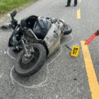 Kecelakaan lalu lintas yang tragis terjadi pada hari Jum'at, 06 September 2024, sekitar pukul 11.00 WIT, di Jalan Raya Lintas Namlea-Namrole, melibatkan sebuah mobil Toyota Avanza merah dan motor Honda Beat merah
