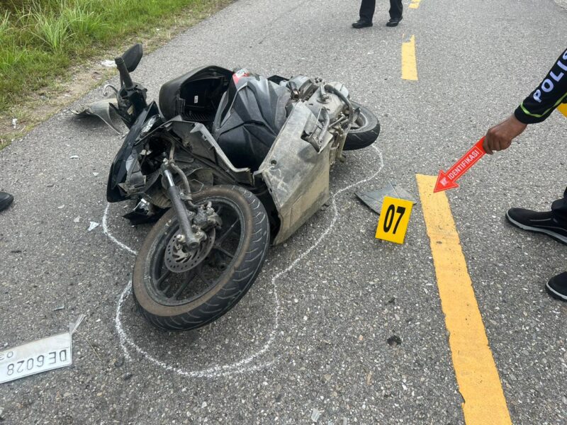 Kecelakaan lalu lintas yang tragis terjadi pada hari Jum'at, 06 September 2024, sekitar pukul 11.00 WIT, di Jalan Raya Lintas Namlea-Namrole, melibatkan sebuah mobil Toyota Avanza merah dan motor Honda Beat merah