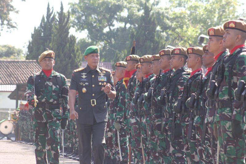 Upacara serah terima jabatan Komandan Batalyon Armed 4/Parahyangan dipimpin langsung oleh Panglima Komando Daerah Militer (Pangdam) III/Siliwangi, Mayjen TNI Mohammad Fadjar, MPICT