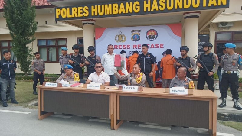 Kepala Kepolisian Resort (Kapolres) Humbanghasundutan, AKBP Hary Ardianto, SH, SIK, MH, mengadakan konferensi pers di depan Markas Polres Humbanghasundutan (Humbahas) untuk memaparkan sejumlah kasus tindak pidana yang telah berhasil diungkap sejak Agustus 2024