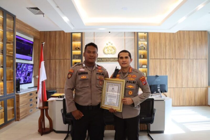 Kadiv Humas Polri, Irjen. Pol. Sandi Nugroho, secara langsung menyampaikan apresiasi kepada Bripka Joko Hadi Aprianto, Bintara Polsek Samarinda Hulu, atas dedikasinya selama 23 tahun menjadi penggali kubur sukarela