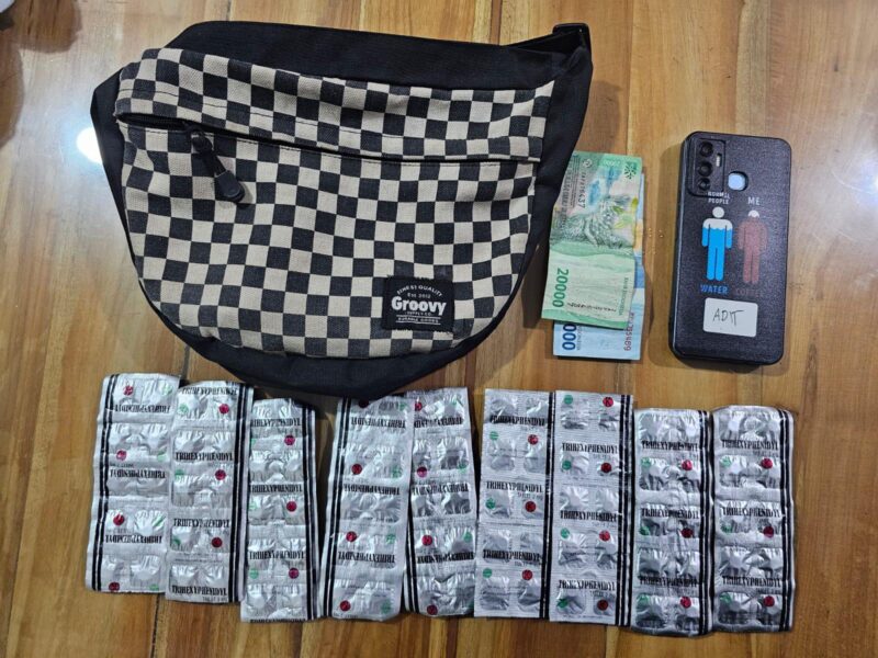 Jajaran Polresta Cirebon mengamankan pengedar obat keras terbatas (OKT) tanpa izin resmi berinisial AAY (20) di wilayah Kecamatan Dukupuntang, Kabupaten Cirebon, pada Jumat (6/9/2024) kira-kira pukul 21.00 WIB