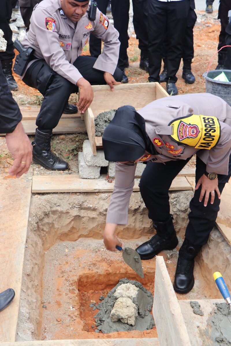Kapolres Buru, AKBP Sulastri Sukidjang S.H., S.I.K., M.M., melakukan peletakan batu pertama untuk pembangunan Balai Kerohanian Diakonia di lingkungan Polres Buru pada Senin, 09 September 2024