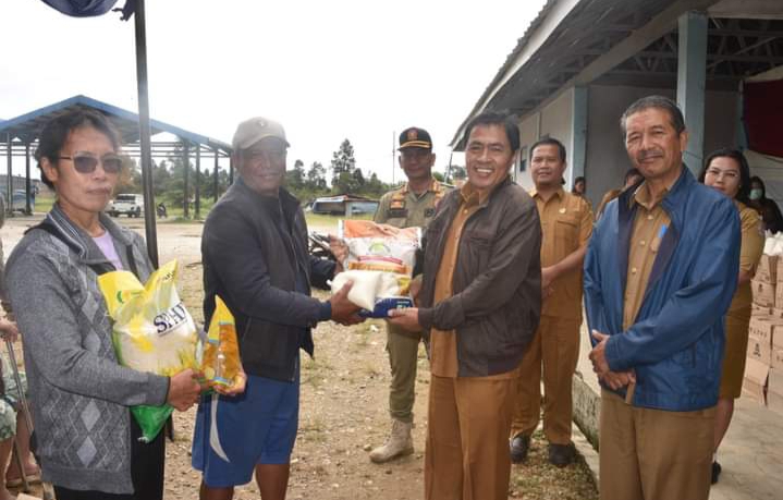 Bupati Humbang Hasundutan, melalui Staf Ahli Bidang Pemerintahan Hukum dan Politik Rommel Silaban, SH, secara resmi membuka Gerakan Pangan Murah di Balerong Terminal Doloksanggul