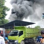 Terlihat sebuah mobil dump truck berwarna hijau yang diketahui memuat drum-drum berisi BBM subsidi jenis solar ke lokasi proyek. Aktivitas ini diduga dilakukan secara rutin dan diatur oleh pihak internal proyek melalui perantara pengemudi mobil tersebut