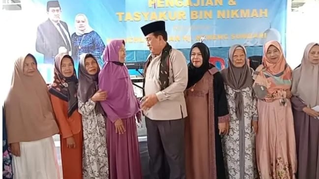 H. Mukhlisin, Anggota DPRD Kota Cimahi dari Partai NasDem, bersama istrinya Hj. Neneng Sundari merayakan 45 tahun perjalanan rumah tangga mereka dalam sebuah acara syukuran bertajuk Tasyakur Bin Ni’mah