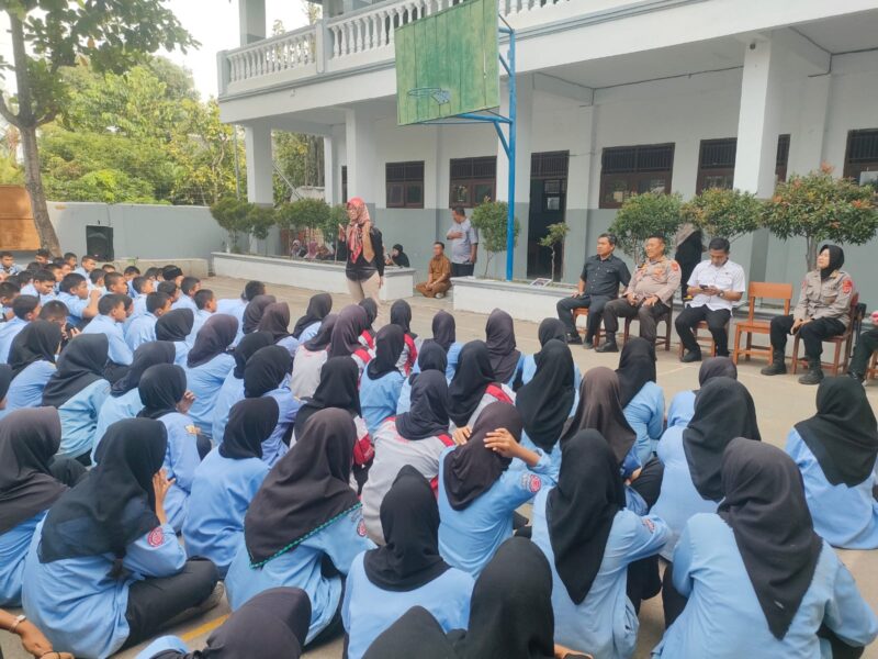 Jajaran Polresta Cirebon menggelar Police Goes To School di SMK Nasyrul Ulum, Kecamatan Gegesik, Kabupaten Cirebon, Selasa (10/9/2024)