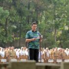 Dicky Saromi, secara resmi melepas kontingen atlet Kota Cimahi dalam Apel Pagi Aparatur Sipil Negara (ASN) di Lapangan Kantor Pemerintah Daerah Kota Cimahi pada Senin, 2 September 2024