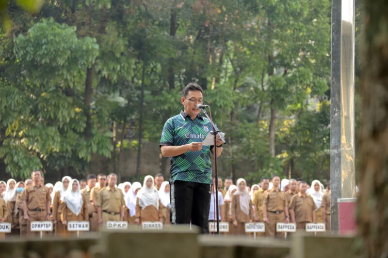Dicky Saromi, secara resmi melepas kontingen atlet Kota Cimahi dalam Apel Pagi Aparatur Sipil Negara (ASN) di Lapangan Kantor Pemerintah Daerah Kota Cimahi pada Senin, 2 September 2024