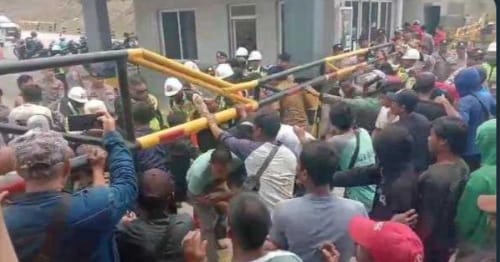 ratusan nelayan Bayah melakukan aksi unjuk rasa di depan kantor PT Cemindo Gemilang di Kabupaten Lebak. Aksi yang pada awalnya berlangsung damai berubah menjadi kericuhan ketika massa mulai merangsek dan menerobos pagar pengaman perusahaan