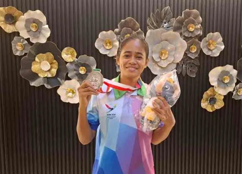 Bripda Yulia Tomasoa, petarung Muaythai yang juga seorang Polisi Wanita (Polwan) dan berdinas di Biro SDM Polda Maluku, berhasil meraih medali perak dalam kelas 54 Kg putri pada ajang Pekan Olahraga Nasional (PON) XXI Aceh-Sumut 2024
