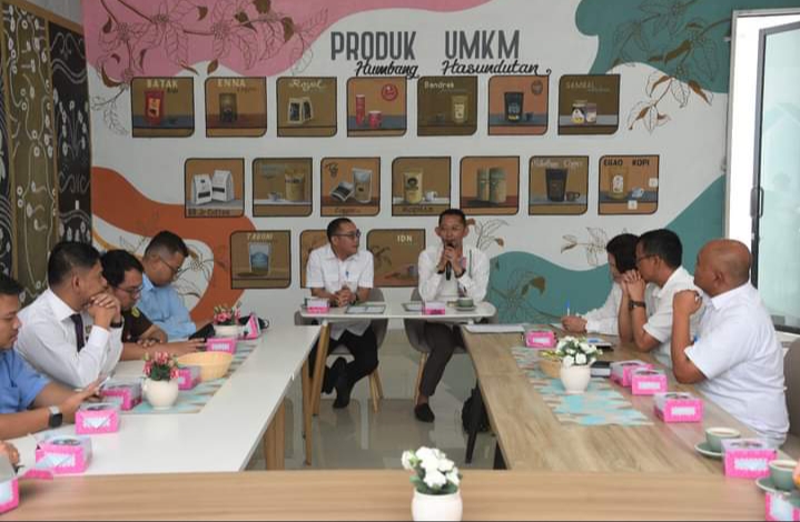 Pemerintah Kabupaten Humbang Hasundutan (Humbahas) melalui Dinas Koperasi Perdagangan dan Tenaga Kerja (Kopenaker) resmi menjalin kerjasama dengan Kejaksaan Negeri (Kejari) Humbahas, dalam upaya menangani masalah hukum di bidang Perdata dan Tata Usaha Negara