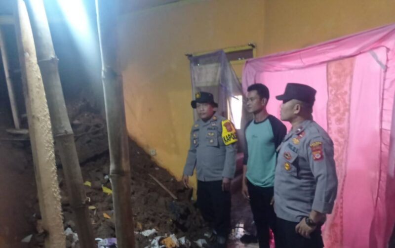 encana alam tanah longsor terjadi pada Rabu dini hari (11/09/2024), mengakibatkan dua rumah warga tertimbun tanah. Longsor ini terjadi sekitar pukul 04.00 WIB, dipicu oleh hujan deras yang mengguyur wilayah tersebut sejak sore hari sebelumnya
