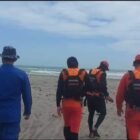 Tim gabungan dari Sat Polairud Polres Garut, Basarnas, nelayan setempat, dan relawan berhasil menemukan korban terakhir dari kecelakaan laut yang terjadi di perairan Pantai Cikolomberan, Desa Sancang, Kecamatan Cibalong