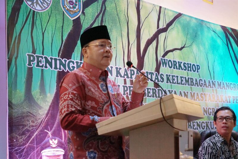 Gubernur Bengkulu Dr. H. Rohidin Mersyah, M.MA., menghadiri pertemuan penting yang melibatkan berbagai pihak, termasuk Lembaga Swadaya Masyarakat (LSM) dan para pengamat lingkungan