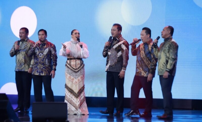 Para pimpinan TNI dan Polri, termasuk Panglima TNI Jenderal Agus Subiyanto, Kapolri Jenderal Polisi Drs. Listyo Sigit Prabowo, KSAD Jenderal TNI Maruli Simanjuntak, KSAU Marsekal TNI Tonny Harjono, dan KSAL Laksamana TNI Muhammad Ali, turut menyumbangkan dua lagu untuk menghibur para tamu undangan