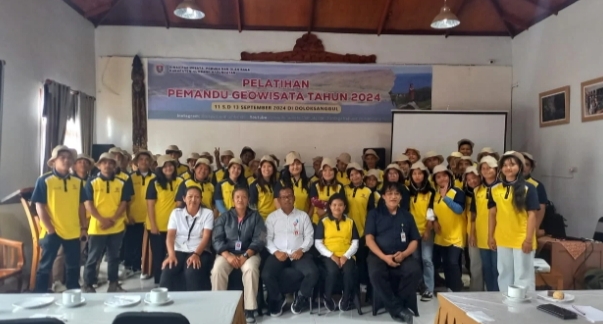 Pelatihan ini berlangsung selama tiga hari, dari Rabu (11/9/2024) hingga Jumat (13/9/2024), dengan tujuan meningkatkan kemampuan dan pemahaman mereka dalam memandu wisata di desa-desa wisata yang dikelola