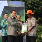 Kepala Badan Pendidikan dan Pelatihan (Kabadiklat) Kejaksaan RI, Dr. Rudi Margono, S.H., M.Hum, yang juga mantan Kepala Kejaksaan Tinggi DKI Jakarta, hadir dalam acara penyerahan bantuan pupuk dan benih