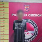 Jajaran Polresta Cirebon mengamankan pengedar obat keras terbatas (OKT) tanpa izin resmi berinisial ML (24) di wilayah Kecamatan Dukupuntang, Kabupaten Cirebon, pada Jumat (6/9/2024) kira-kira pukul 23.00 WIB