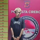 Jajaran Polresta Cirebon mengamankan pengedar obat keras terbatas (OKT) tanpa izin resmi berinisial OP (28) di wilayah Kecamatan Dukupuntang, Kabupaten Cirebon, pada Jumat (6/9/2024) kira-kira pukul 20.00 WIB.