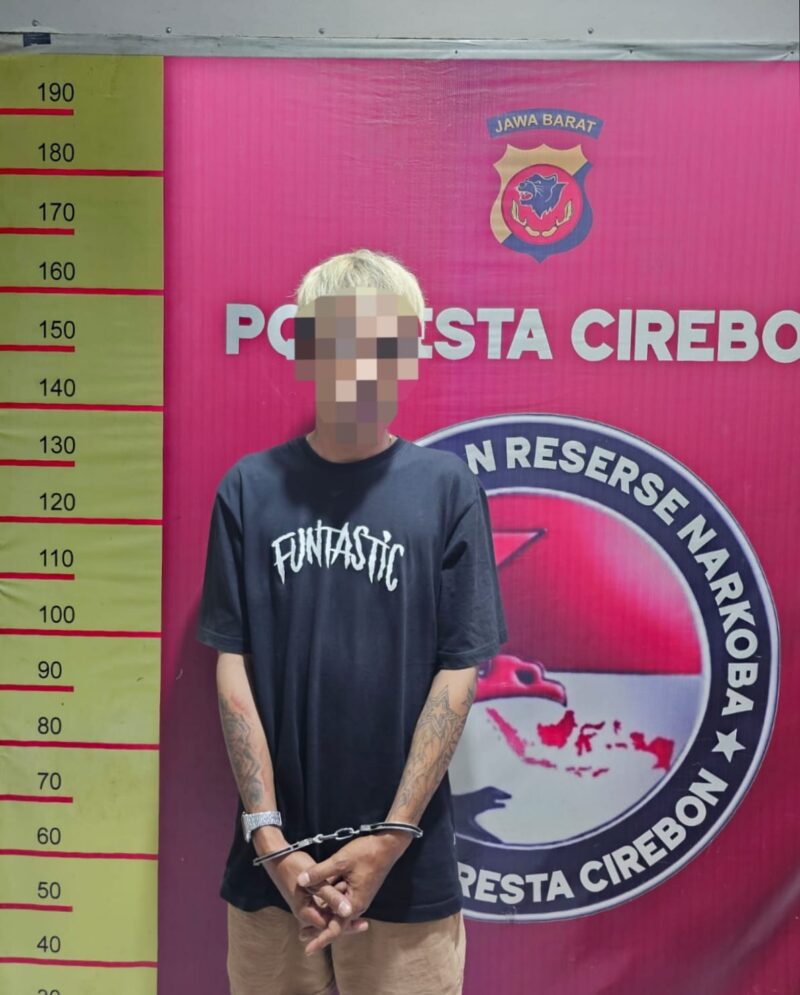 Jajaran Polresta Cirebon mengamankan pengedar obat keras terbatas (OKT) tanpa izin resmi berinisial OP (28) di wilayah Kecamatan Dukupuntang, Kabupaten Cirebon, pada Jumat (6/9/2024) kira-kira pukul 20.00 WIB.