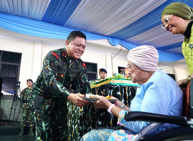 Dalam perayaan yang penuh khidmat dan semangat, Puncak Syukuran Peringatan Hari Ulang Tahun (HUT) Ke-65 Pelopor berlangsung meriah di Mako Pasukan Pelopor Korbrimob Polri, Kelapadua, Cimanggis, Kota Depok