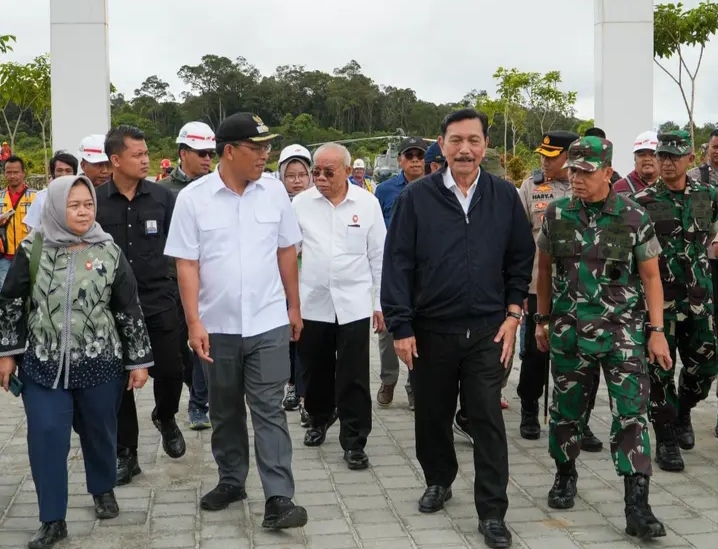 Luhut Binsar Pandjaitan, melakukan kunjungan kerja untuk meninjau langsung perkembangan proyek Taman Sains Teknologi Herbal dan Hortikultura (TSTH2) serta Food Estate di Kecamatan Pollung