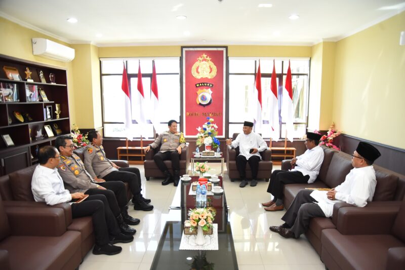 Kapolda Maluku, Irjen Pol Drs. Eddy Sumitro Tambunan, M.Si., menerima kunjungan silaturahmi dari Ketua Majelis Ulama Indonesia (MUI) Provinsi Maluku, Ustadz Dr. H. Abdullah Latuapo, M.Pd.I., pada Selasa (17/9/2024)