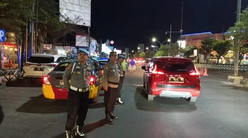 Kegiatan ini bertujuan untuk memberikan rasa aman kepada masyarakat menjelang Pilkada serentak mendatang. Patroli tersebut dipimpin oleh Ipda Dr. Asep SH, MH, M.Kn, selaku Perwira Pengawas (Pawas), pada Senin malam, 16 September 2024