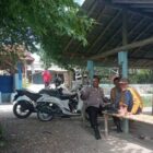 Aiptu Kadman, Bhabinkamtibmas Desa Sinarancang dari Polsek Mundu, Polres Cirebon Kota, melakukan sambang dan menjalin silaturahmi dengan warga Blok RW 08, Desa Sinarancang, Kecamatan Mundu, Cirebon Kota, pada Selasa, 17 September 2024
