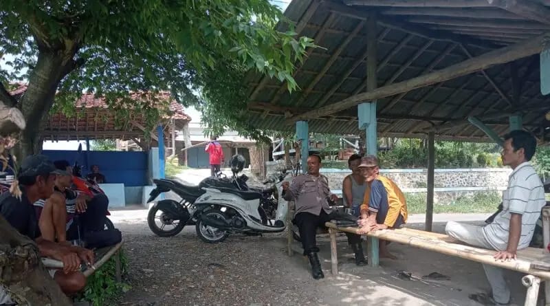 Aiptu Kadman, Bhabinkamtibmas Desa Sinarancang dari Polsek Mundu, Polres Cirebon Kota, melakukan sambang dan menjalin silaturahmi dengan warga Blok RW 08, Desa Sinarancang, Kecamatan Mundu, Cirebon Kota, pada Selasa, 17 September 2024