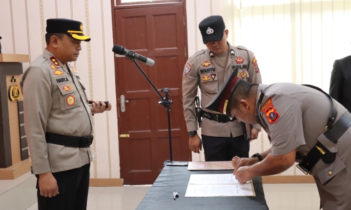 Upacara serah terima jabatan (sertijab) pejabat utama di wilayah hukum Polres Humbang Hasundutan berlangsung di Aula DP Silitonga, Mapolres Humbahas, pada Rabu (18/9/2024)