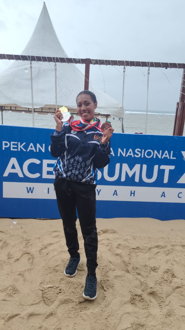 Prestasi luar biasa ditorehkan oleh Bripda Arni Silva Pattipeiluhu, anggota Polisi Wanita (Polwan) Polda Maluku yang sukses mempersembahkan tiga medali di cabang olahraga dayung pada Pekan Olahraga Nasional (PON) XXI-2024 yang berlangsung di Aceh-Sumatera Utara