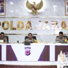 Kapolda Jawa Barat, Irjen Pol Dr. Akhmad Wiyagus, S.I.K., M.Si., M.M., bersama Wakapolda Jabar, menyambut kedatangan Irwil 1 Itwasum Polri, Brigjen. Pol. Drs. Agus Saripul Hidayat, M.H., beserta tim dalam rangka Audit Kinerja Itwasum Polri tahap II TA. 2024