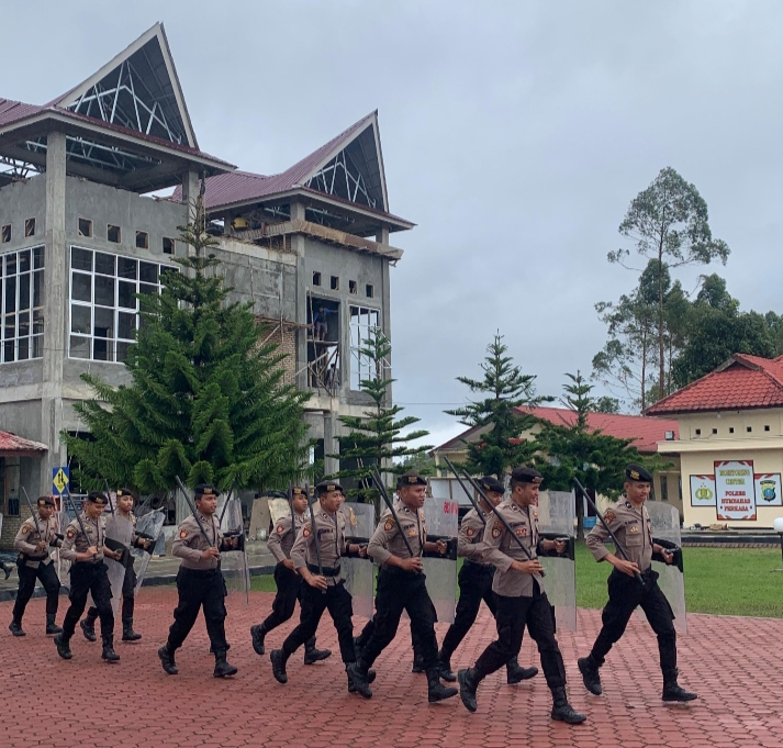 Polres Humbang Hasundutan mulai menggelar berbagai latihan kesiapan, salah satunya adalah Latihan Pengendalian Massa (Dalmas) Lanjut. Latihan tersebut dilaksanakan di Lapangan Apel Polres Humbang Hasundutan pada Kamis pagi, 19 September 2024