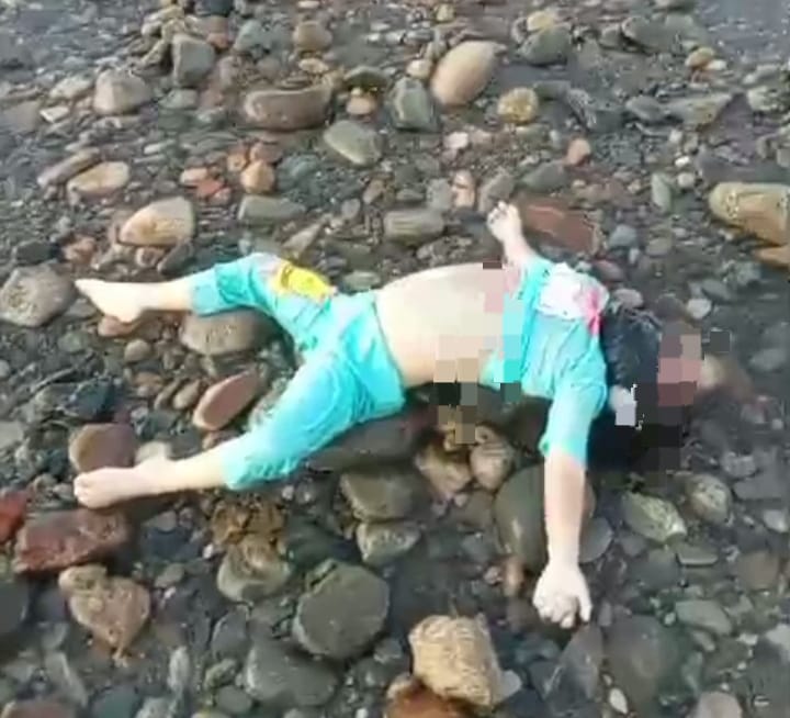 Bocah malang tersebut diperkirakan berusia antara 8 hingga 10 tahun, ditemukan dalam keadaan terlentang dengan bagian kepalanya dilakban hitam