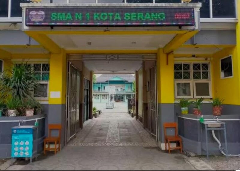 Sekolah Menengah Atas Negeri 1 Kota Serang (SMA N 1) kembali menjadi sorotan publik setelah pihak sekolah dikabarkan menarik pungutan biaya sebesar Rp. 1,8 juta per siswa untuk kegiatan Study Kampus ke Yogyakarta.