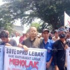 Aksi ini merupakan puncak dari penolakan masyarakat atas keputusan penunjukan dr. Juwita Wulandari sebagai Ketua DPRD Lebak, yang dianggap sebagai intervensi politik elit partai yang menimbulkan kontroversi