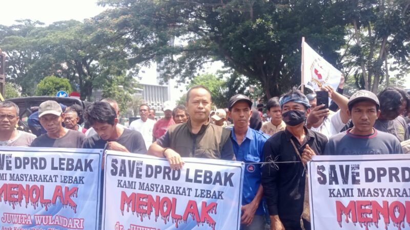 Aksi ini merupakan puncak dari penolakan masyarakat atas keputusan penunjukan dr. Juwita Wulandari sebagai Ketua DPRD Lebak, yang dianggap sebagai intervensi politik elit partai yang menimbulkan kontroversi