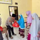 Kapolsek Malingping AKP Sugiar Ali Munandar, S.H., yang didampingi oleh anggota Bhabinkamtibmas Bripka Togu, mewakili Kapolres Lebak, memberikan santunan berupa paket sembako kepada 20 lansia di Kantor Desa Cilangkahan