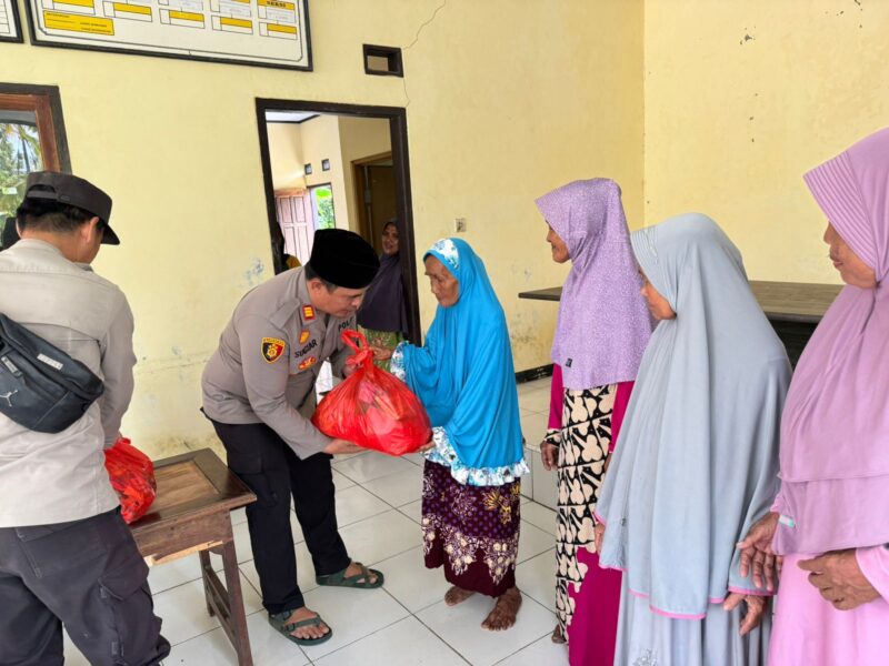 Kapolsek Malingping AKP Sugiar Ali Munandar, S.H., yang didampingi oleh anggota Bhabinkamtibmas Bripka Togu, mewakili Kapolres Lebak, memberikan santunan berupa paket sembako kepada 20 lansia di Kantor Desa Cilangkahan