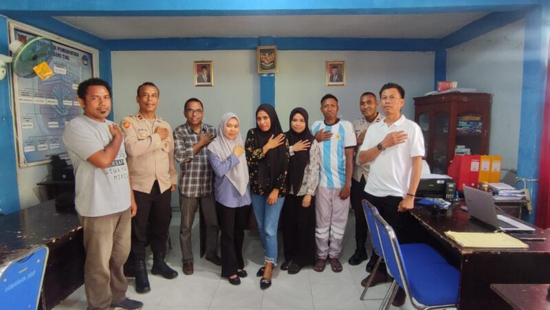 Kapolsek Salahutu, IPTU Aris, bersama dengan sejumlah personel Polsek Salahutu, melaksanakan kegiatan Sambang dan Silaturahmi pada Jumat, 20 September 2024