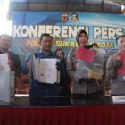 Dalam penangkapan AS, polisi juga menyita sejumlah barang bukti, antara lain satu bundel dokumen dan uang tunai sebesar Rp 10 juta