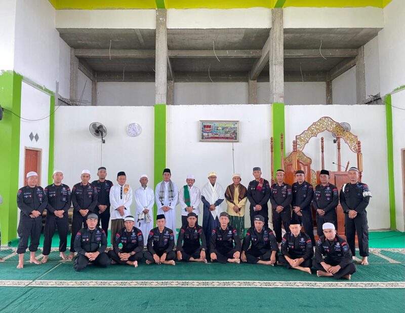 Satbrimob Polda Maluku Kompi 3 Batalyon A Pelopor menggelar kegiatan Shalat Jumat berjamaah di Masjid Raudhatul Jannah yang terletak di Dusun Pal Dua, Desa Namlea, pada jumat, 20 September 2024
