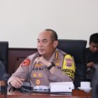 Rapat koordinasi strategis yang berlangsung di lantai 6 Kantor Gubernur Maluku, dipimpin langsung oleh Penjabat Gubernur Maluku, Sadali Ie, dan melibatkan berbagai pemangku kepentingan, termasuk Karo Ops Polda Maluku, Kombes Pol Juni Duarsah S.IK.