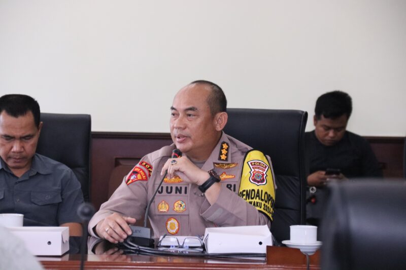 Rapat koordinasi strategis yang berlangsung di lantai 6 Kantor Gubernur Maluku, dipimpin langsung oleh Penjabat Gubernur Maluku, Sadali Ie, dan melibatkan berbagai pemangku kepentingan, termasuk Karo Ops Polda Maluku, Kombes Pol Juni Duarsah S.IK.