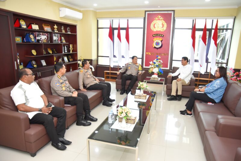 Kapolda Maluku Irjen Pol. Drs. Eddy Sumitro Tambunan, M.Si. menerima audiensi dari Otoritas Jasa Keuangan (OJK) Provinsi Maluku di ruang tamu Kapolda Maluku
