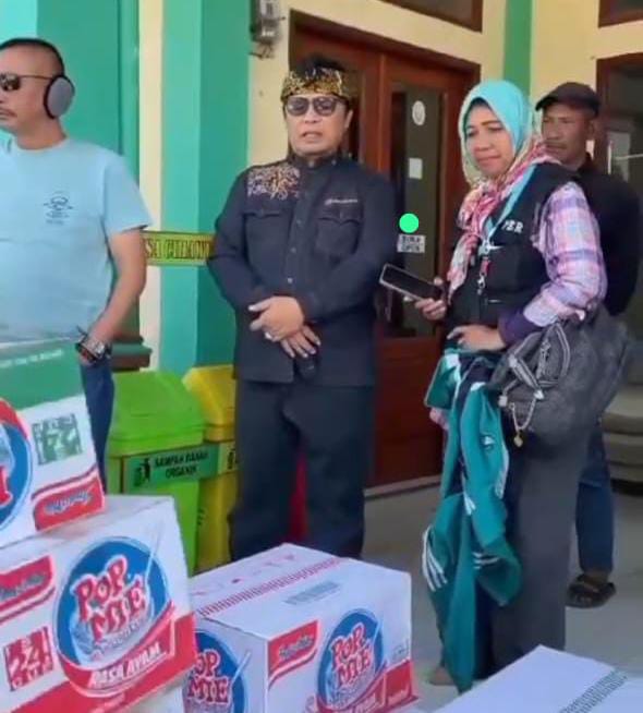 H. eMTe, owner eMTe Highland, bersama Dadang M Naser, anggota DPR RI terpilih dari Partai Golkar, menggelar aksi kemanusiaan dengan menyalurkan bantuan langsung ke korban gempa di wilayah Kecamatan Kertasari, Kabupaten Bandung